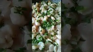 Гребешки с дикими травами шкврчат на сковородке