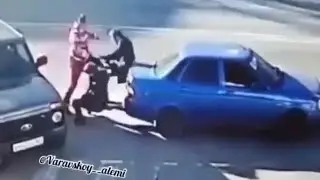Таджик с одной удар вырубил двух хулиганов