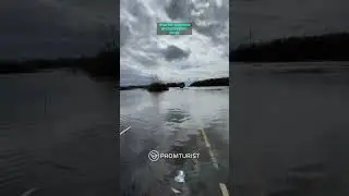 Трактор Кировец преодолевает брод от разлива реки. Мощно! Меня чуть с капота авто не смыло!