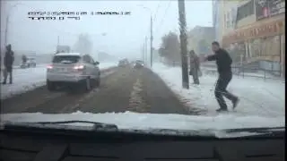 Переход дороги с разбегу в гололед