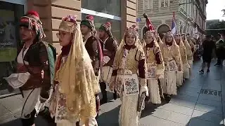 500 bailarinos e músicos saem às ruas de Sarajevo para o festival folclórico