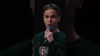 Странный бомж 😂😂😂  