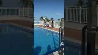KAMYLINHA JOGA JÚLIA NA PISCINA 😱 @oieuro