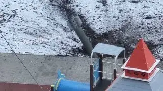 руский солдат освобождает от фашизма магазин электротехники в Украине
