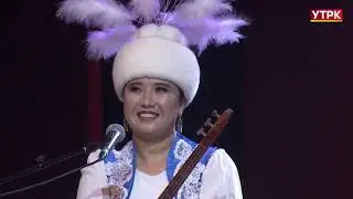 “Эжеңдин айтып сүйүүсүн, эрке кыз кандай күлүшүң?