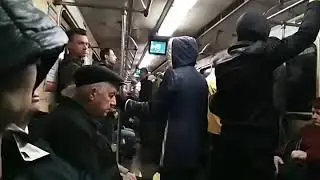 Вагон метро в 6 утра. Почти все пассажиры дремлют. Но не все...