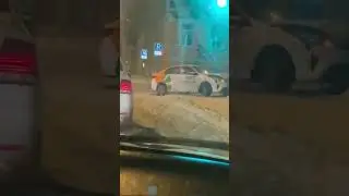 Каршеринг въехал в здание, водителя нет на месте ДТП в Санкт-Петербурге