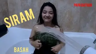 Mandiin Cewe Imut Di Bathub