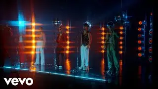 CNCO - Un Beso (Official Video)