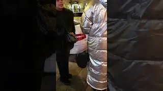 цыгане гадают в шаге от Генеральной Прокуратуры. Нагадайте себе казённый дом лет на 10,цыгане!