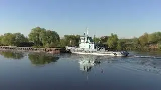 Буксир-толкач Пулково с баржей 5320 поднимается вверх по Москва-реке