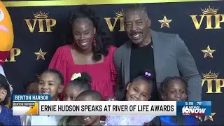 Ernie Hudson speaks at River Life School awards ceremony