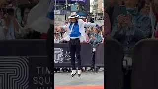 Michael Jackson impersonator in Times Square 🕺