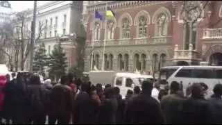 Под НБУ митингующие требуют отставки Гонтаревой
