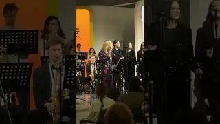 Лариса Долина и хор Музыкальной академии исполняют “The Lady Is A Tramp” на Moscow Jazz Festival