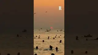 A Monopoli in centinaia al mare all'alba per il rito del bagno collettivo