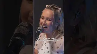 Клава Кока играет на барабанах и при этом поёт 😳