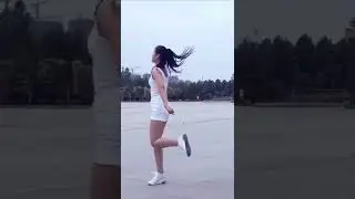 Девушка в белых шортах танцует шафл 