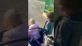 …придерживает её в колясочке🥹💜 