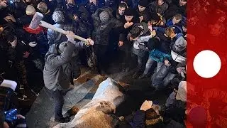 Video: Angry Kiev protesters topple Lenin statue, show off severed head at rally