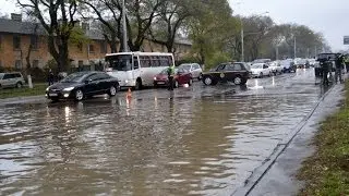 В Одессе прорвал водопровод и затопило улицу Люстдорфская дорога