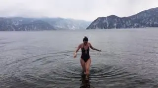 Купание в Телецком озере. Март 2017