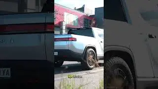 Tesla Cybertruck vs. Rivian R1T: Хто швидший? #shorts