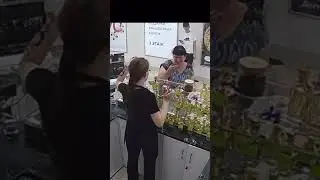 Прикол. Женщина  в Саратове выпила духи прямо в торговом центре и показала язык продавцу... 🙂
