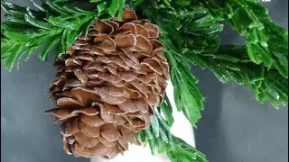 ЕЛОВАЯ ВЕТКА С ШИШКОЙ ИЗ ХОЛОДНОГО ФАРФОРА