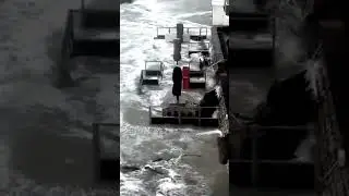 Шторм у берегов Франции