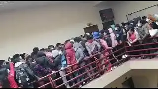 семь студентов погибли, рухнув с балкона во время давки