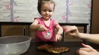 Алиса пытается смешать слайм с блестками, смотрите что из этого получилось.