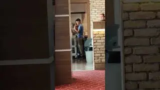 Гарри Поттер моет посуду 