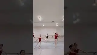 Pas Assemble Soutenu; Students (ages 10-12) in Pointe Class 