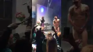 Бузова и Голый мужик :)