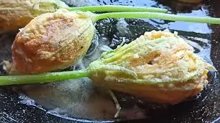Цветы кабачков фаршированные сыром.