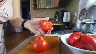 Без кипятка быстро снять кожицу с помидора, очистить от шкурки