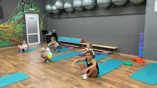 Как научиться делать кувырок вперед. Подводящий элемент Дети 5-8 лет