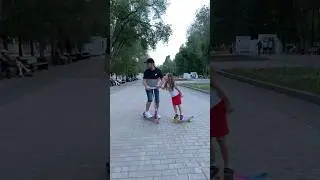 Играем на перегонки. Папа играет не честно 😂 