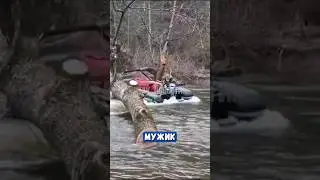 🥴 Мужчина решил показать мощность своей моторной лодки, но все пошло не по плану...