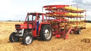 Massey Ferguson 135 Picking Up Bales With Kemper Express BE125 Ballen Automat