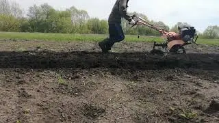 Как настроить плуг для мотоблока Весенняя вспашка