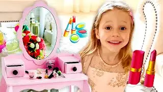 Nastya und Stacy spielen mit Make-up und Schönheitsspielzeug