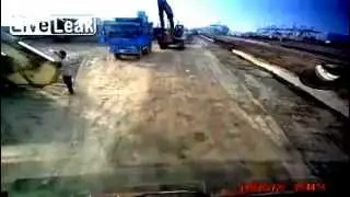 Экскаватор уничтожает грузовик / Excavator destroys truck