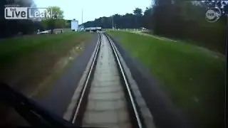 Brave train driver warns people before the collision with truck