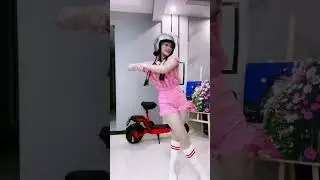 танец скутеристки Цинцин