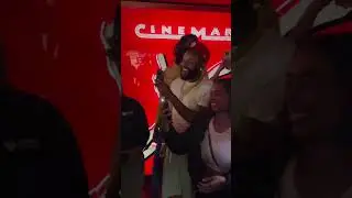 Уилл Смит в кинотеатре смотрит фильм с фанатами