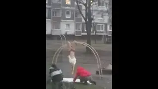 ГОЛЫЕ девчёнки играют во ДВОРЕ! / Naked girls play.