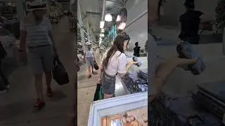 Покупка красной рыбы нерки на рынке 