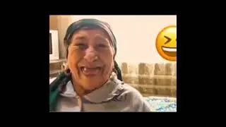 бабушка повторяет емоджи